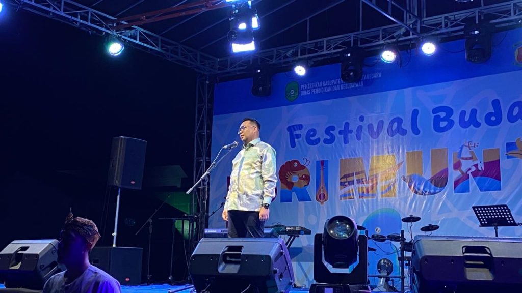 Bupati Kukar, dr. Aulia Rahman Basri, menyampaikan sambutan sekaligus membuka secara resmi Festival Budaya Sri Muntai di Lapangan Gajah Mada, Desa Muara Muntai Ilir, Sabtu (1/11/2025).