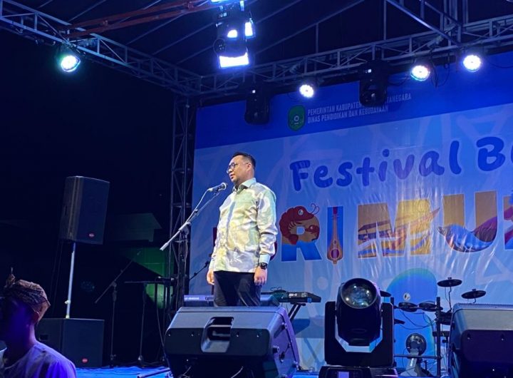 Bupati Kukar, dr. Aulia Rahman Basri, menyampaikan sambutan sekaligus membuka secara resmi Festival Budaya Sri Muntai di Lapangan Gajah Mada, Desa Muara Muntai Ilir, Sabtu (1/11/2025).