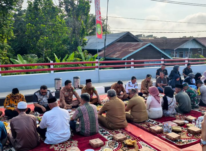 Bupati Kukar bersama warga Jongkang menggelar doa selamat dan syukuran atas peresmian jembatan penghubung antarwilayah.