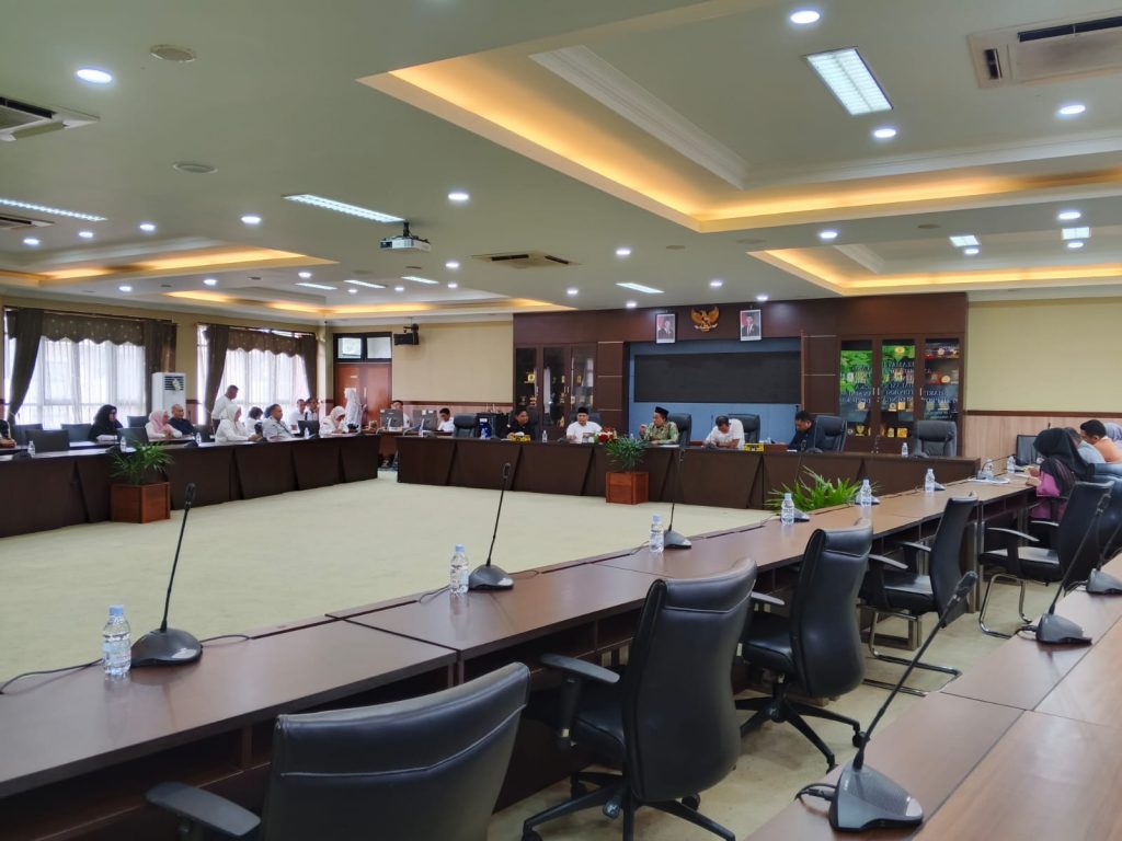 Ketua DPRD Kukar, Ahmad Yani, menerima kunjungan kerja rombongan DPRD Kaltim di ruang Banmus DPRD Kukar, Rabu (5/11/2025).