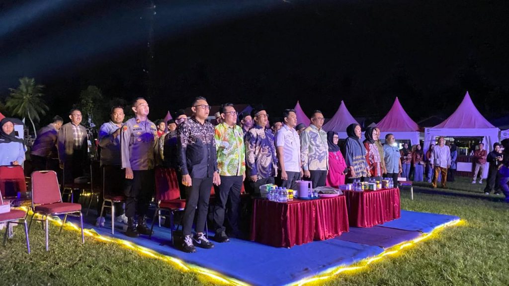 Suasana Festival Budaya Sri Muntai dalam rangka memperingati HUT ke-165 Kecamatan Muara Muntai, Sabtu (1/11/2025) malam