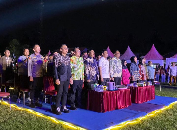 Suasana Festival Budaya Sri Muntai dalam rangka memperingati HUT ke-165 Kecamatan Muara Muntai, Sabtu (1/11/2025) malam