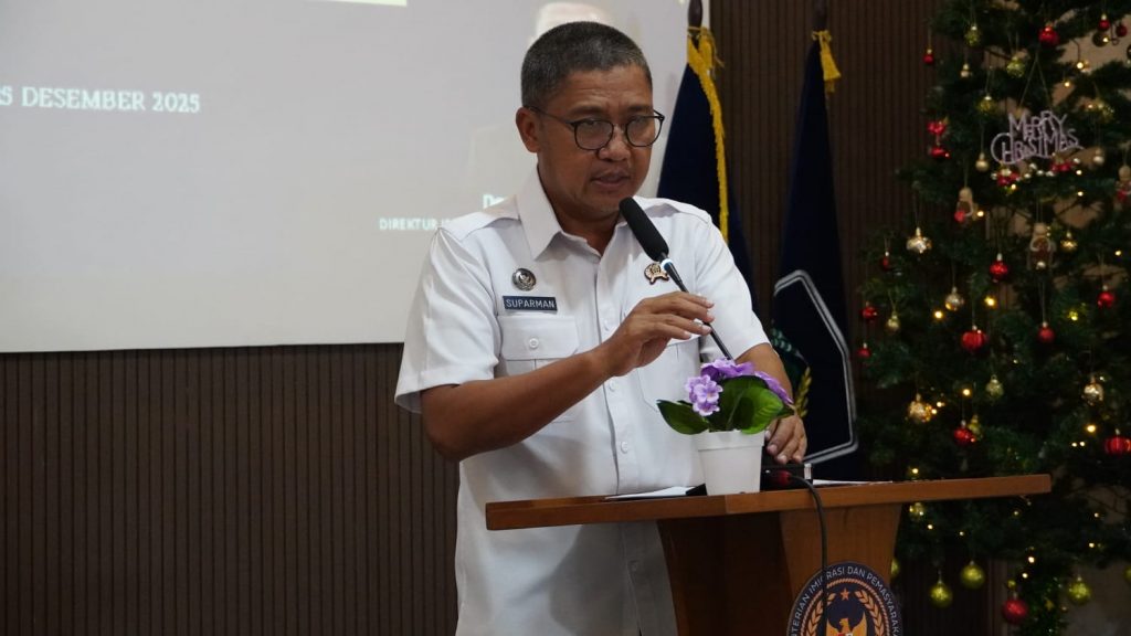 Kepala Lapas Kelas IIA Tenggarong, Suparman, menyampaikan sambutan dalam kegiatan penyerahan Remisi Khusus Hari Raya Natal Tahun 2025 di Lapas Kelas IIA Tenggarong, Rabu (25/12/2025).