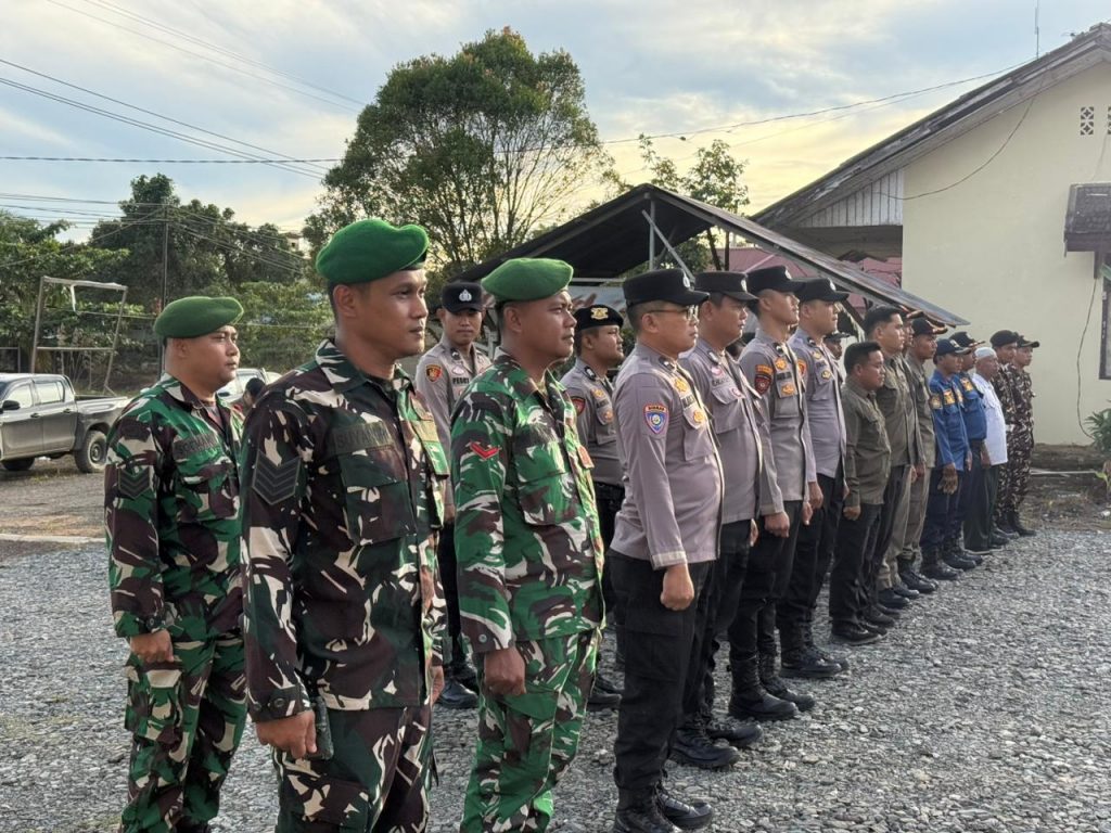 Polsek Muara Wahau menggelar Apel Gabungan dalam rangka persiapan pengamanan perayaan Natal 2025 dan Tahun Baru 2026, Rabu sore (24/12/2025).