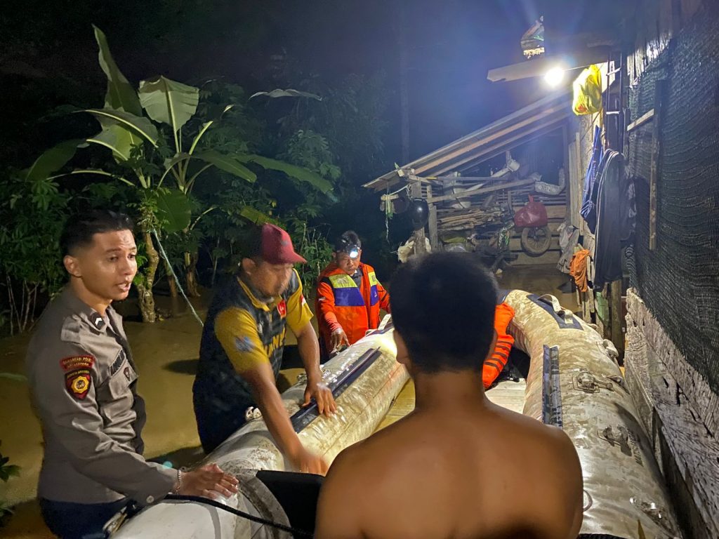 Curah hujan tinggi picu banjir di Karangan. Petugas gunakan perahu karet untuk evakuasi warga.