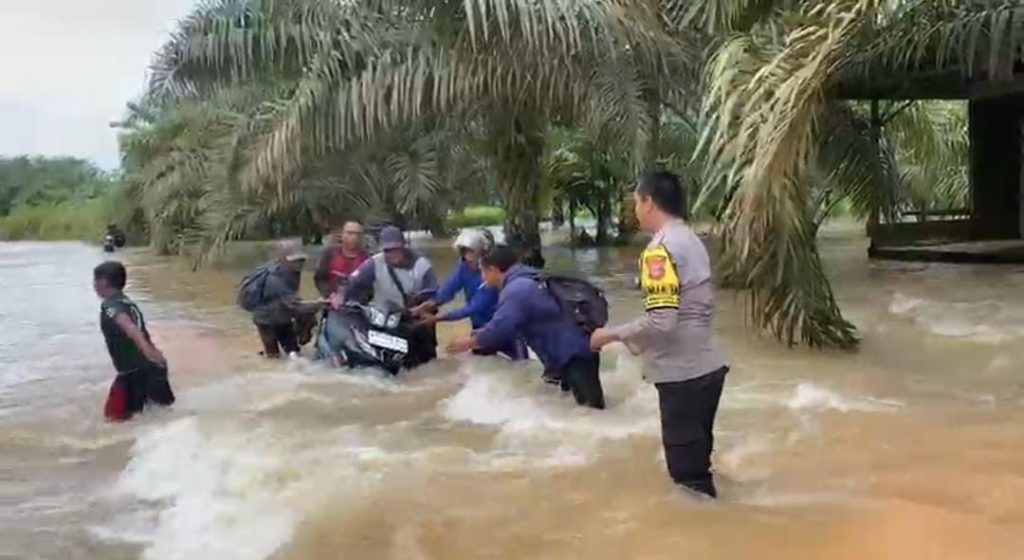 Polsek Muara Ancalong bersiaga dan membantu warga dalam upaya antisipasi banjir di kawasan permukiman.