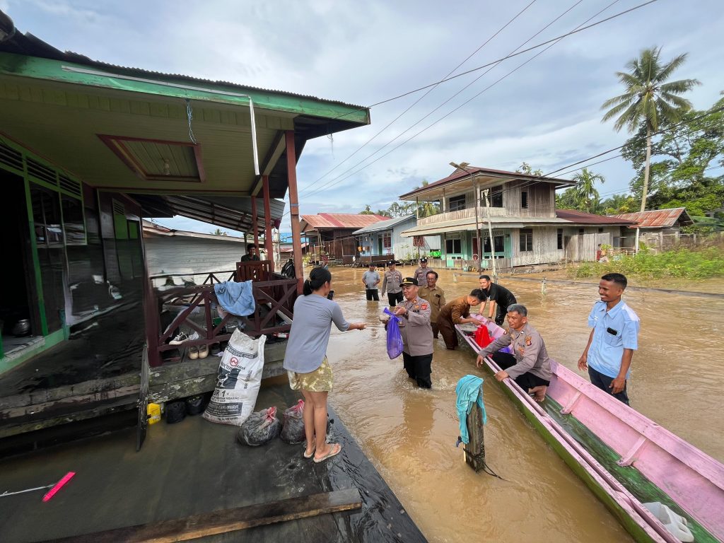 Polsek Muara Wahau bersama PT DSN Group melaksanakan distribusi bantuan konsumsi kepada warga terdampak banjir di dua wilayah terdampak.