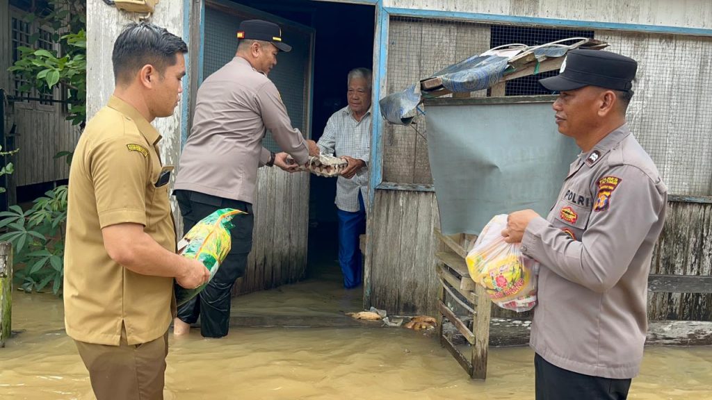 Penyaluran paket sembako oleh jajaran Polsek Muara Wahau bersama perwakilan Kecamatan Muara Wahau kepada warga terdampak banjir, Selasa (9/12/2025).