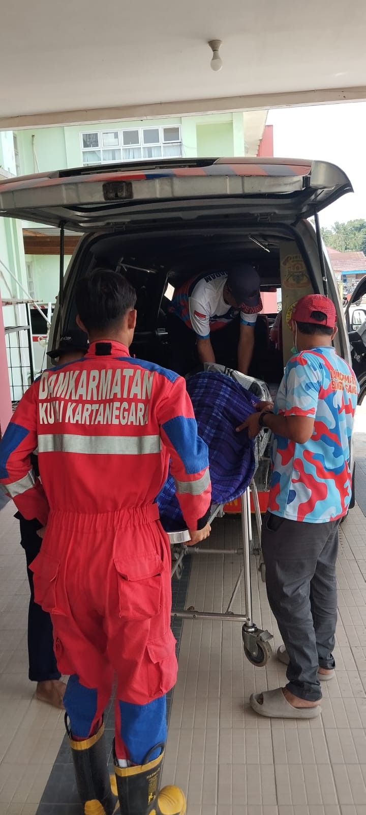 Damkarmatan bersama anggota Redkar Kota Juang membantu mengantarkan jenazah kembali ke rumah duka di Jalan Sep-Sep.