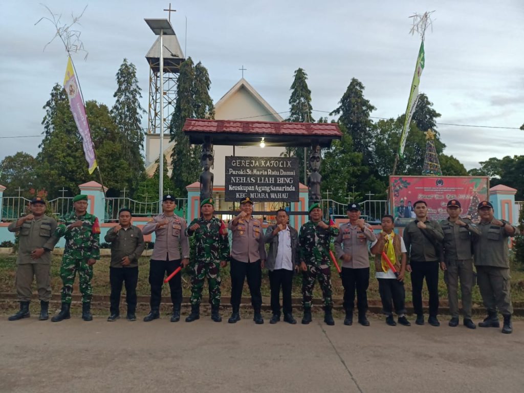 Dalam rangka pengamanan perayaan Natal 2025, Forkopimcam Muara Wahau menggelar patroli gabungan di sejumlah gereja, Rabu (24/12/2025).