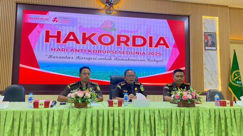 Kasi Tindak Pidana Khusus (Pidsus) I Nyoman Wasita Triantara (kiri), Pelaksana Harian (Plh) Kepala Kejaksaan Negeri Kutai Kartanegara (Kejari Kukar) Heru Widjatmiko (tengah), dan Kasi Intelijen Ali Mustofa (kanan) saat menyampaikan paparan capaian penanganan perkara Tipikor dalam konferensi pers di Kejari Kukar, Selasa (9/12/2025).