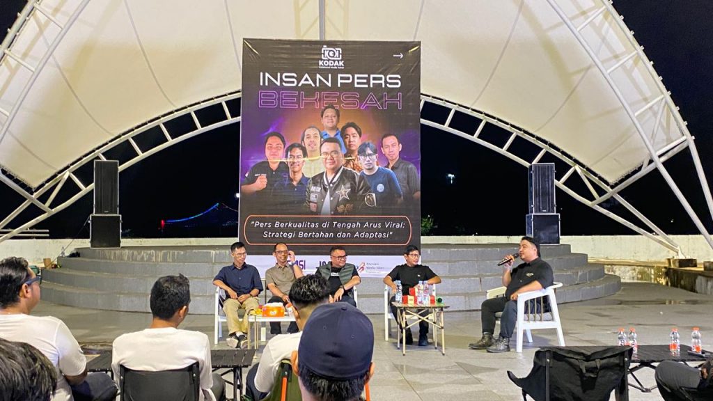 Suasana dialog Insan Pers Bekesah yang digelar Kolaborasi Media Kutai Kartanegara (KODAK) di Taman Tanjong, Tenggarong, Minggu (21/12/2025).