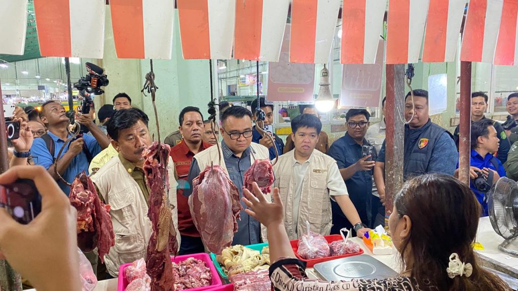 Pemkab Kukar memantau harga pasar jelang Nataru di Pasar Mangkurawang, Selasa (23/12/2025).