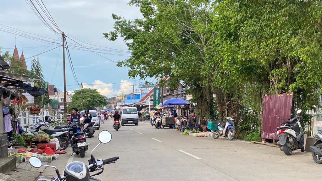 Pedagang kaki lima dikawasan pasar tangga arung square.