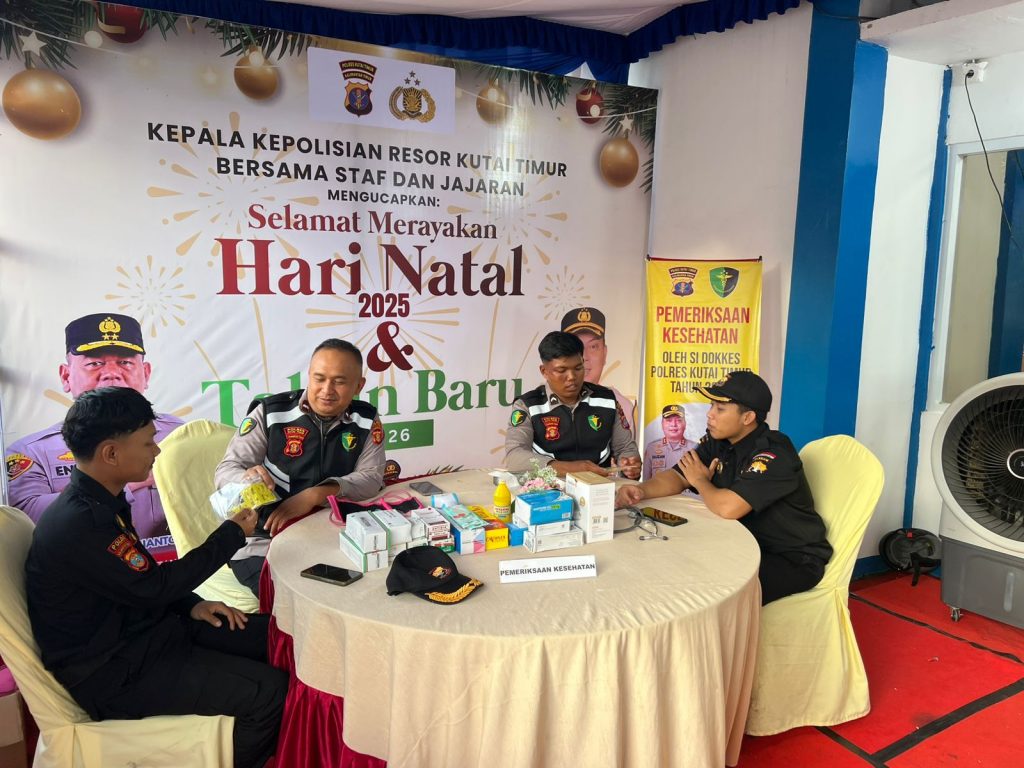 Si Dokkes Polres Kutai Timur melaksanakan patroli kesehatan guna memastikan kesiapan fisik personel pengamanan Nataru, Senin (22/12/2025).