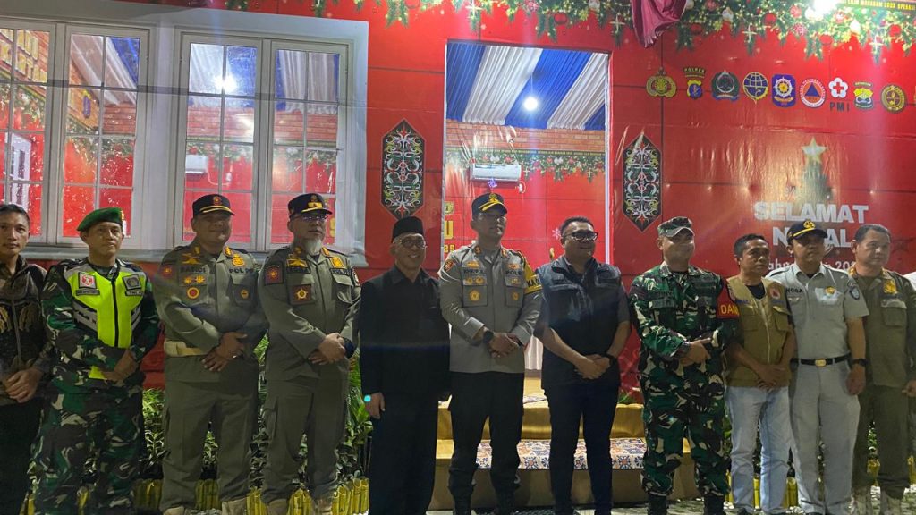 Forkopimda Kutai Kartanegara melakukan peninjauan pengamanan gereja dan pos Natal di Tenggarong, Rabu (24/12/2025).