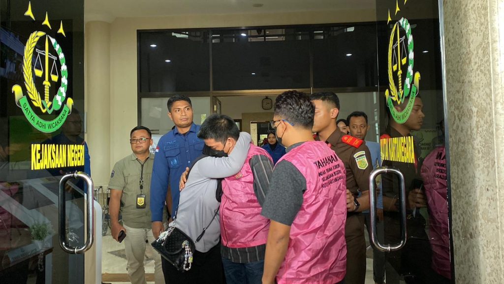 Kejaksaan Negeri Kukar menetapkan dan menahan empat tersangka terkait dugaan korupsi pembangunan factory sharing untuk Sentra UKM.