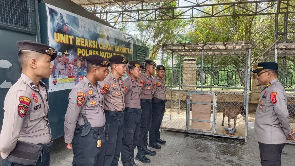 Enam personel taktis dan dua ekor anjing pelacak dari Unit Satwa (K-9) tiba di Markas Polres Kutai Timur untuk mendukung pengamanan Operasi Lilin 2025, Selasa (23/12/2025).