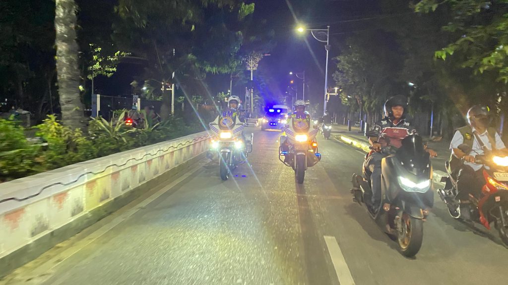 Kapolresta Samarinda dan Wali Kota Samarinda meninjau langsung situasi keamanan Malam Natal 2025 guna memastikan ibadah umat Kristiani berlangsung aman dan kondusif, Rabu (24/12/2025) malam.