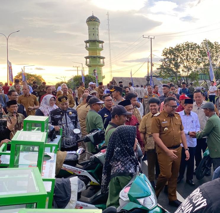 Penyerahan bantuan gerobak motor kepada pelaku UMKM berlangsung di Jembatan Besi Kedaton Agung, Tenggarong, Selasa (23/12/2024).