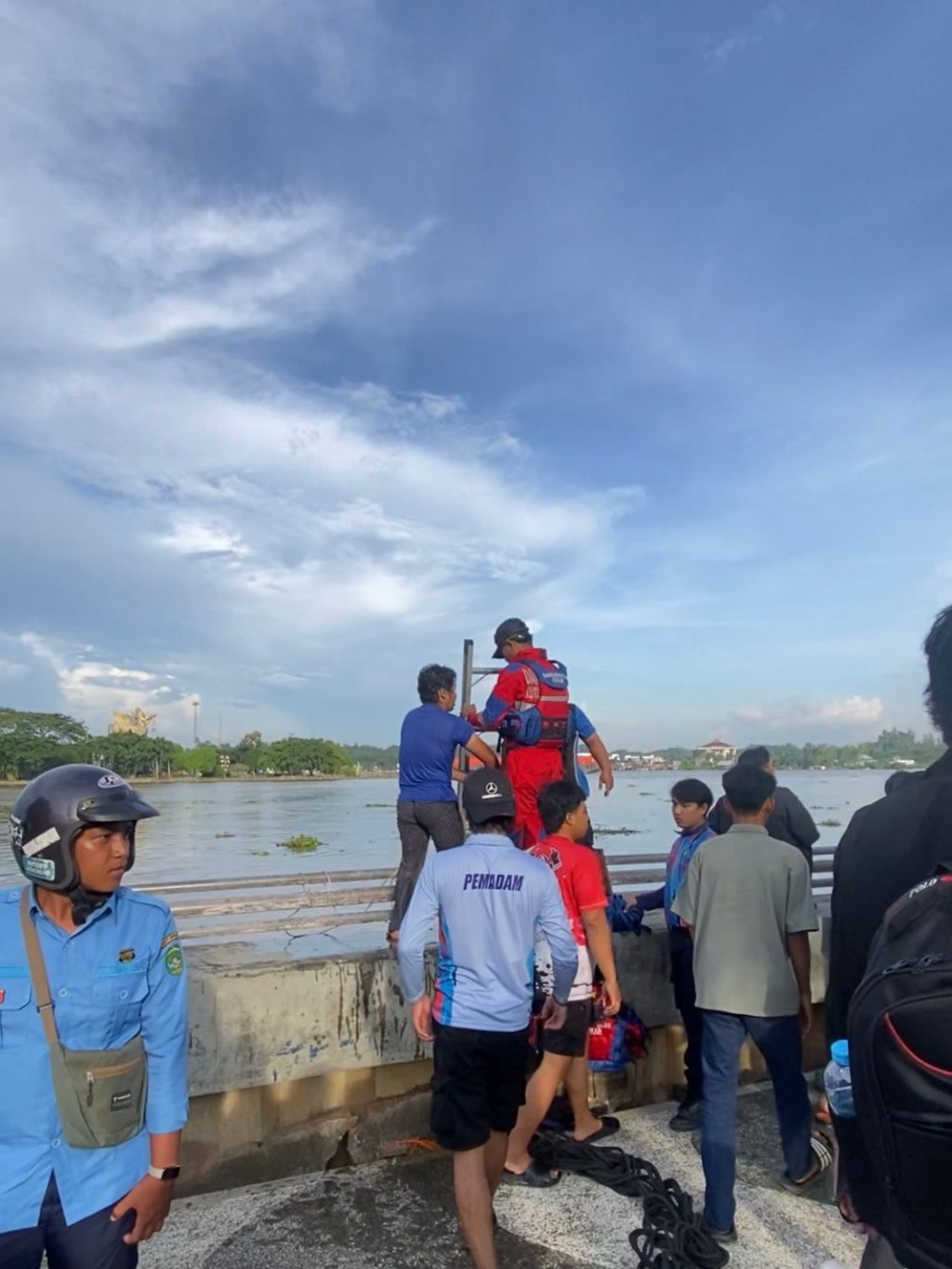 Proses evakuasi oleh petugas Disdamkarmatan Kukar di Sungai Mahakam, Tenggarong, Senin (29/12/2025).