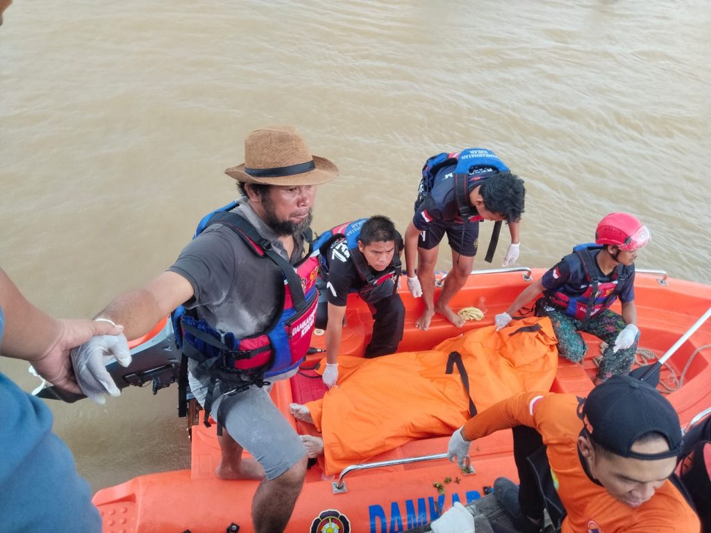 Proses evakuasi korban tenggelam di Sungai Mahakam, Minggu (21/12/2025).