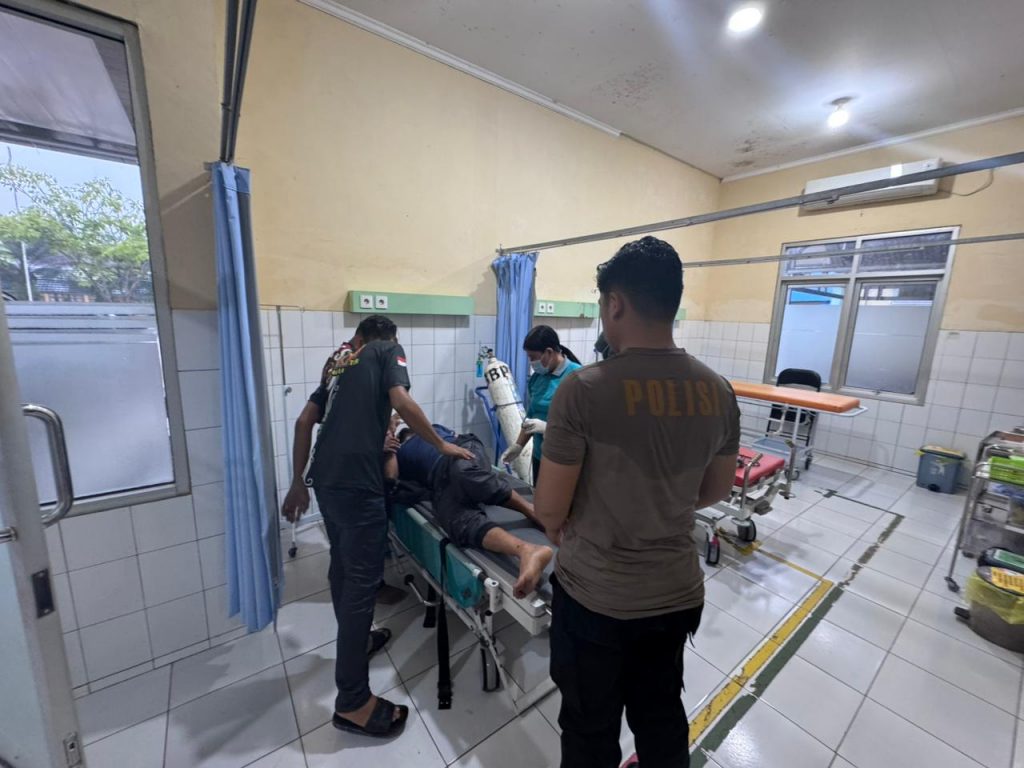 Korban tersambar petir mendapatkan penanganan medis intensif di Puskesmas Bengalon, Minggu (21/12/2025).