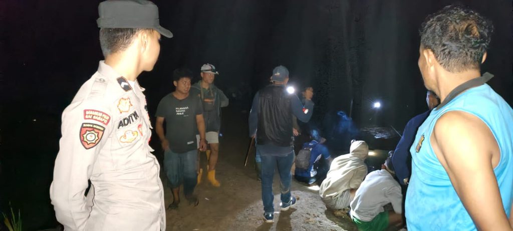 Aparat kepolisian bersama warga melakukan penyisiran Sungai Bengalon dalam upaya pencarian korban.