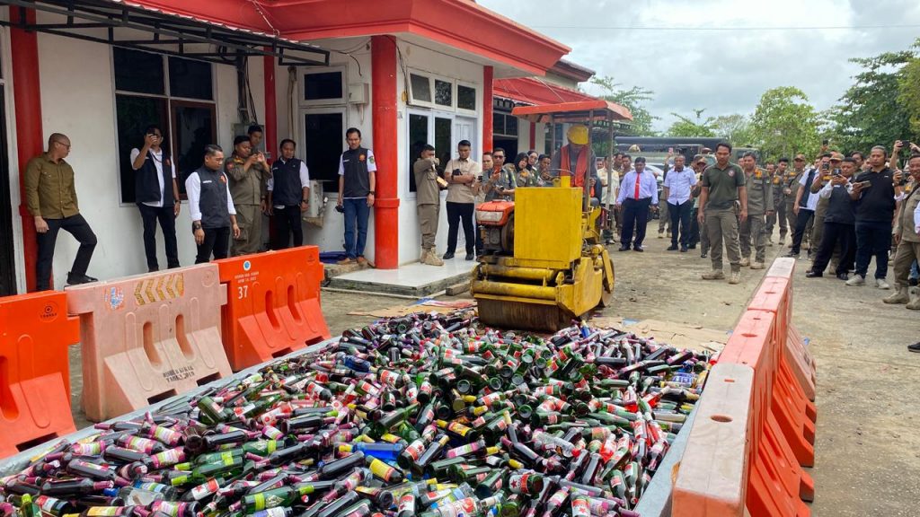 Pemusnahan ribuan botol minuman keras oleh Satpol PP Kutai Kartanegara pada Selasa (30/12/2025).