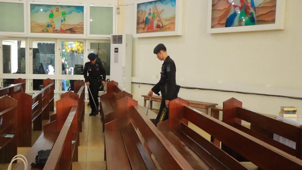 Polresta Samarinda melakukan sterilisasi gereja menjelang pelaksanaan ibadah Natal 2025, Rabu (24/12/2025).