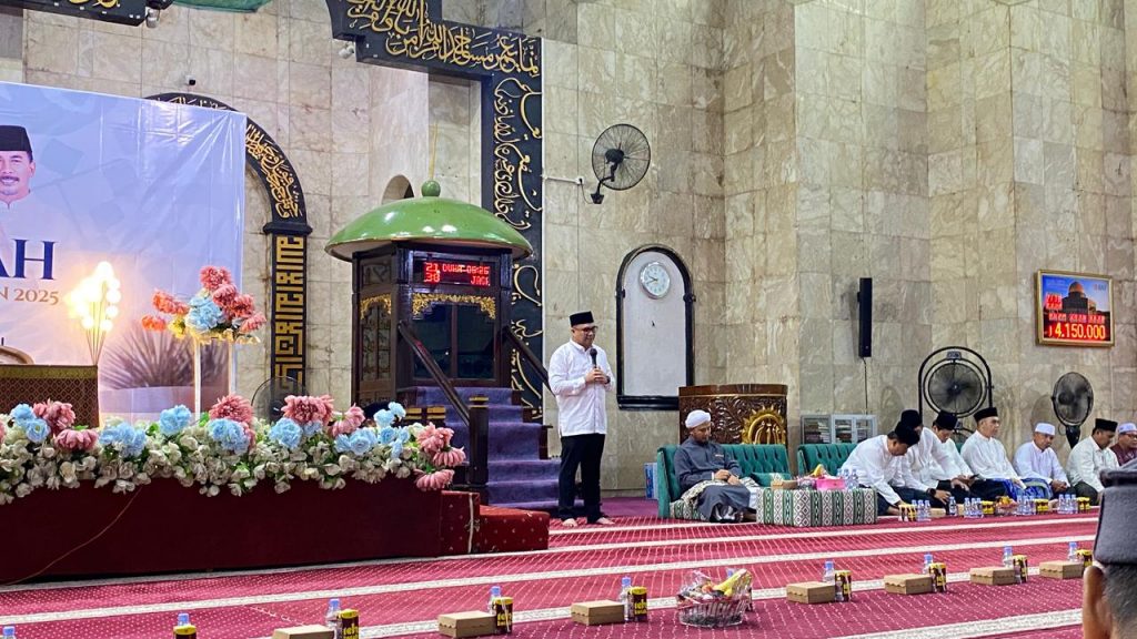 Bupati Kutai Kartanegara Aulia Rahman Basri saat menyampaikan refleksi akhir tahun 2025 di Masjid Agung Sultan Sulaiman, Jalan KH Dewantara, Tenggarong, Jumat (19/12/2025).