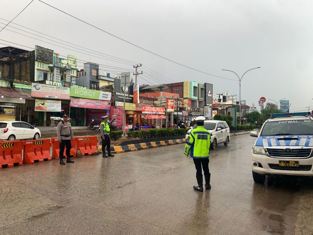 Sat Lantas Polres Kutai Timur melaksanakan rekayasa lalu lintas di sejumlah titik rawan kepadatan menjelang perayaan Natal dan Tahun Baru, Minggu (21/12/2025).