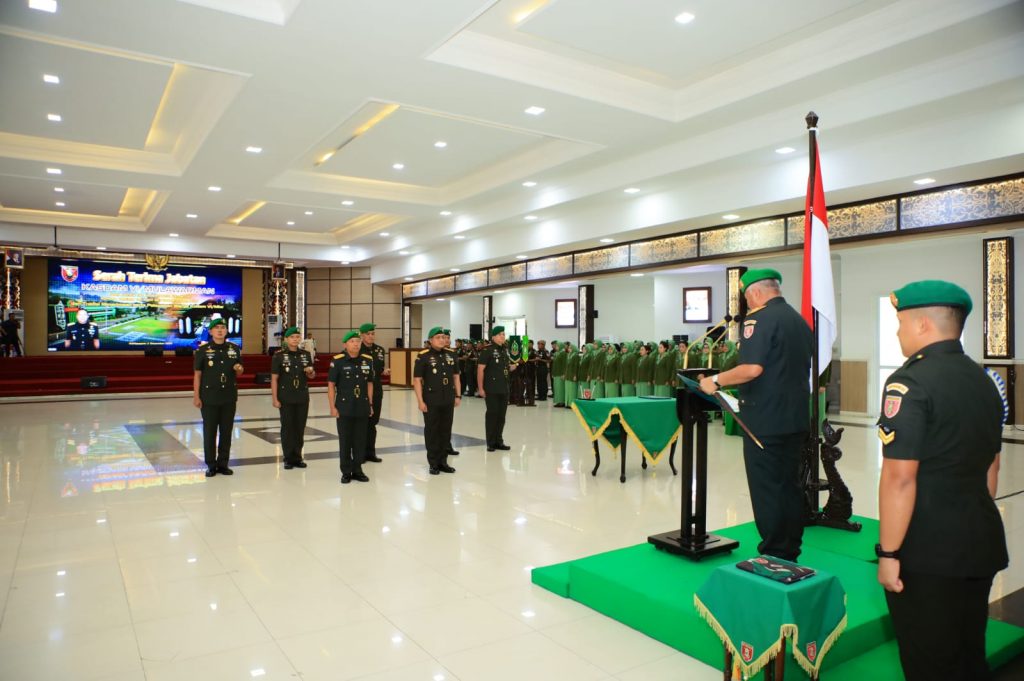 Sertijab Kasdam VI/Mlw berlangsung di Aula Makodam VI/Mlw dipimpin Pangdam Mayjen TNI Rudy Rachmat Nugraha.