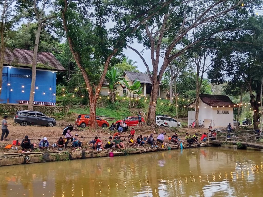 Suasana kegiatan lomba mancing di Kolam Sasana Villa Kaning Park, Jalan Syaukani, Kelurahan Maluhu, Sabtu sore (13/12/2025).
