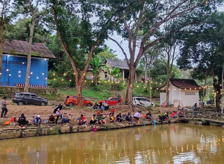 Suasana kegiatan lomba mancing di Kolam Sasana Villa Kaning Park, Jalan Syaukani, Kelurahan Maluhu, Sabtu sore (13/12/2025).