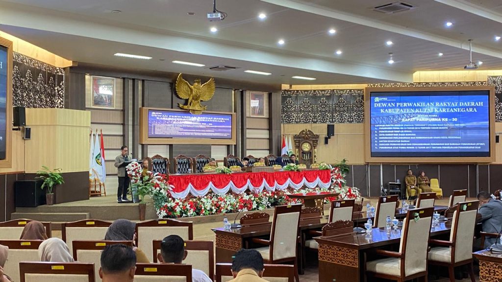 Suasana Rapat Paripurna ke-30 DPRD Kabupaten Kutai Kartanegara di Ruang Sidang Utama DPRD Kukar, Senin (22/12/2025).