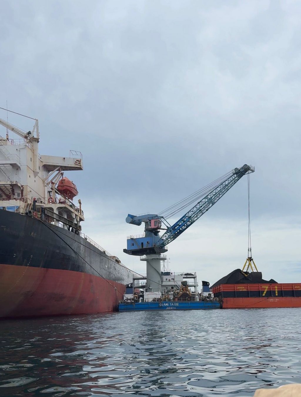 Aktivitas operasional bongkar muat yang berlangsung di perairan Teluk Adang.