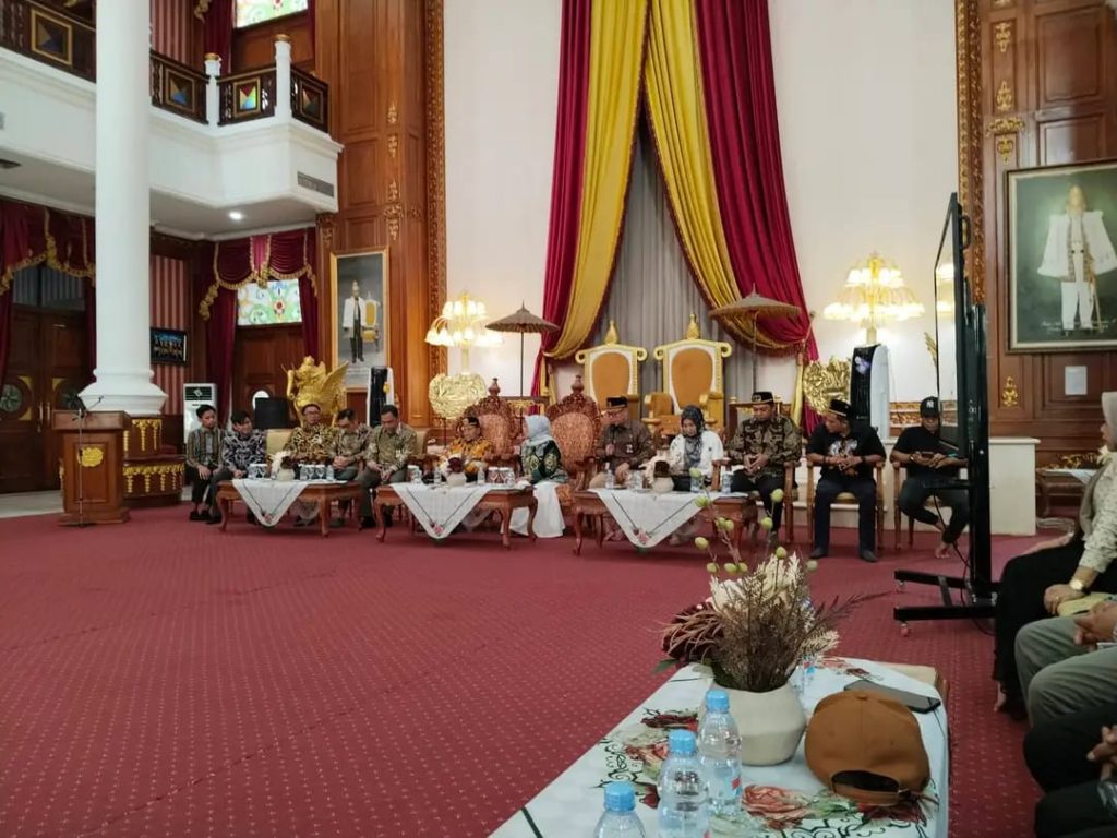 Kunjungan jajaran manajemen PT Kilang Pertamina Balikpapan (KPB) kepada Sultan Kutai Kartanegara Ing Martadipura di Kedaton. (Sumber Foto: Facebook Jamik Kartun)