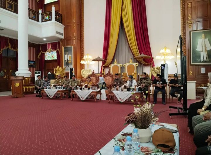 Kunjungan jajaran manajemen PT Kilang Pertamina Balikpapan (KPB) kepada Sultan Kutai Kartanegara Ing Martadipura di Kedaton. (Sumber Foto: Facebook Jamik Kartun)