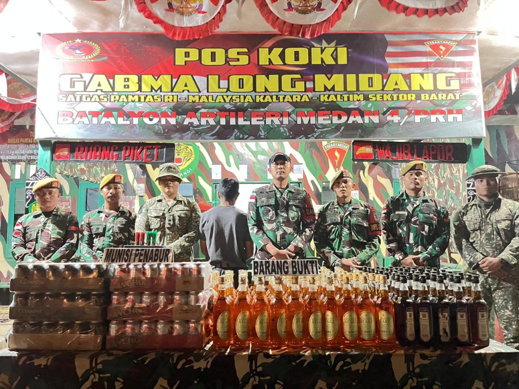 Ratusan miras dan munisi ilegal diamankan Satgas Pamtas RI–Malaysia di Longmidang, Nunukan.