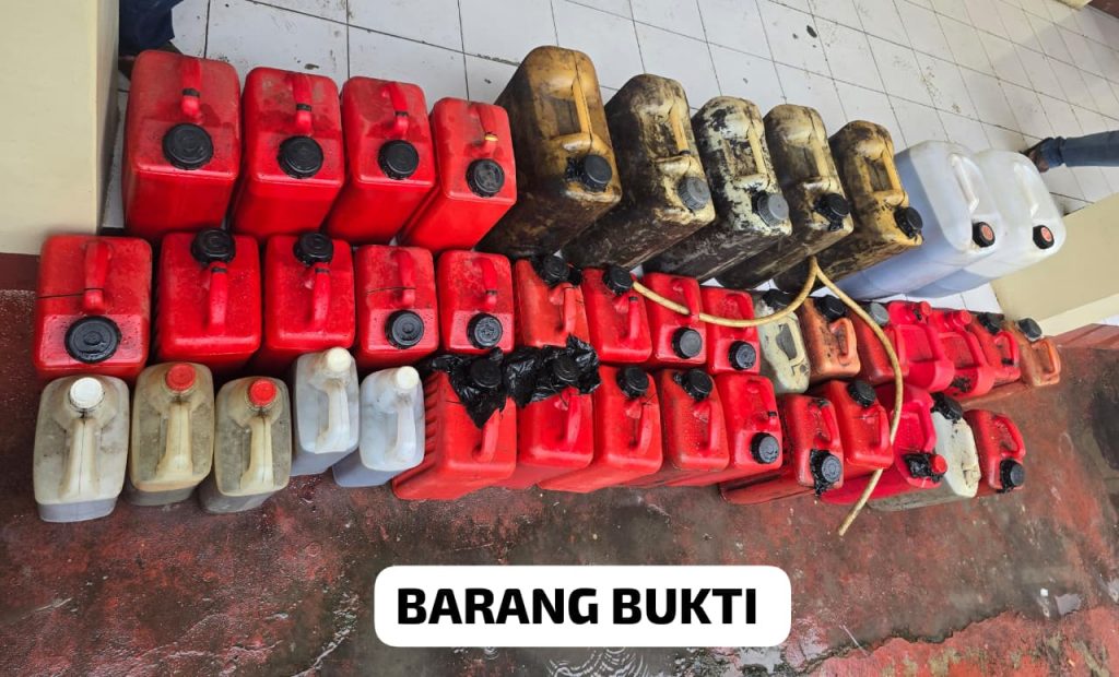 Salah satu barang bukti yang berhasil diamankan petugas berupa jerigen berisi BBM jenis solar terkait dugaan pencurian di area tambang.