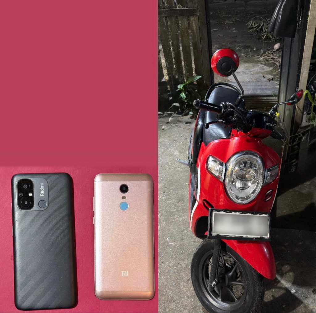 Barang bukti sepeda motor dan ponsel diamankan polisi.