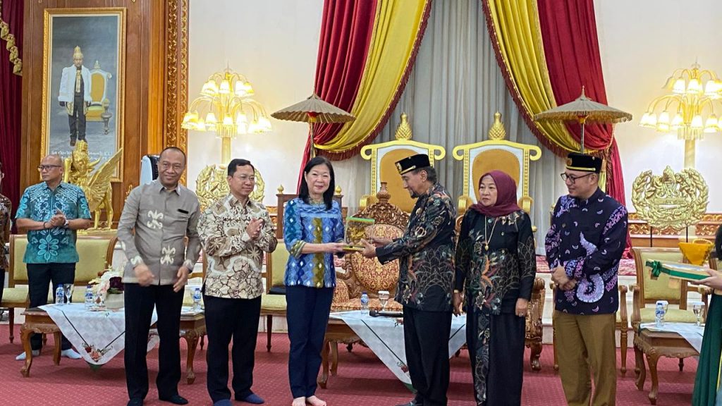 Deputi Gubernur Bank Indonesia (BI) Filianingsih Hendarta melakukan kunjungan resmi ke Kedaton Kesultanan Kutai Kartanegara Ing Martadipura, Tenggarong, Senin (26/1/2025).