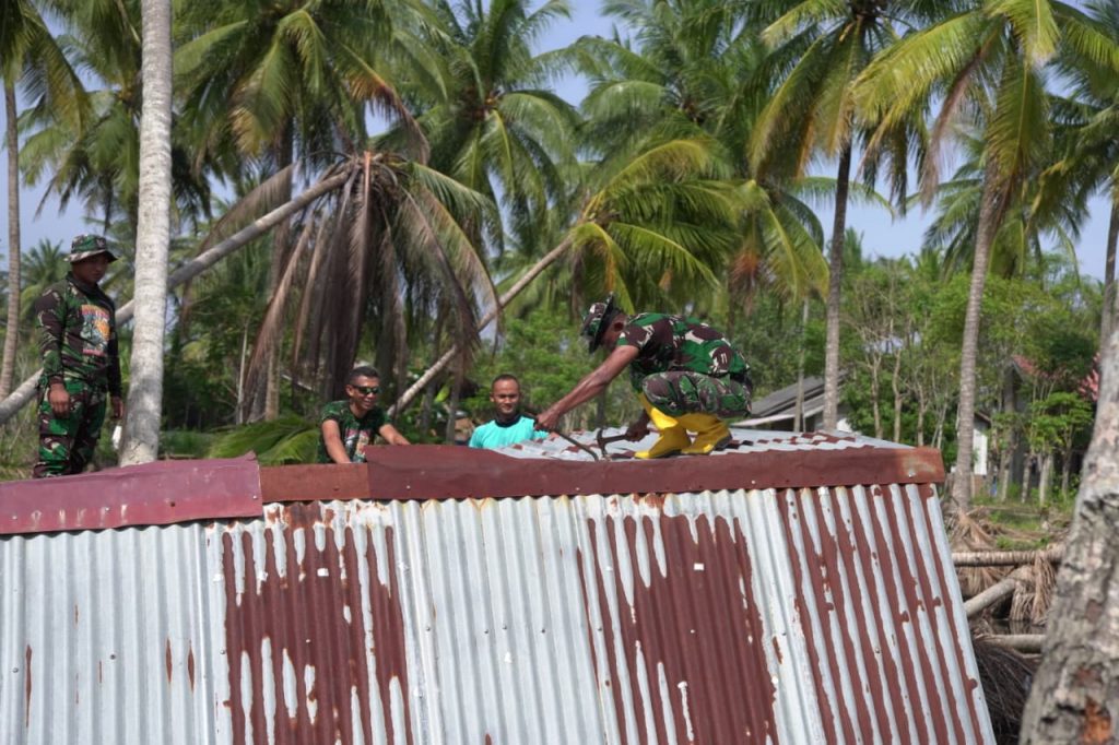 TNI dan masyarakat bahu-membahu membersihkan puing kerusakan Balai Pengajian Baitul Ikhlas Al-Aziziah, Rabu (21/01/2026).