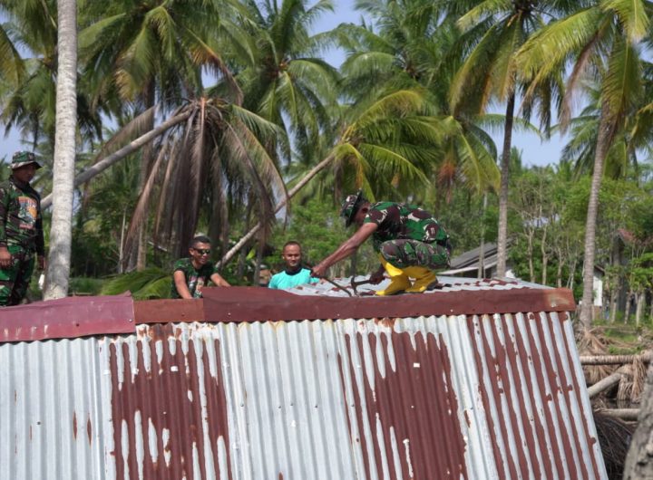 TNI dan masyarakat bahu-membahu membersihkan puing kerusakan Balai Pengajian Baitul Ikhlas Al-Aziziah, Rabu (21/01/2026).