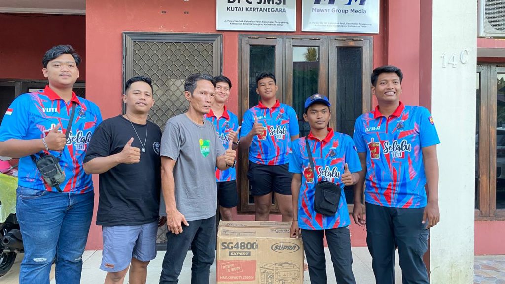 Penyerahan bantuan satu unit genset dari JMSI Kukar kepada Relawan Pemadam Kebakaran (Redkar) Belida di Kantor JMSI Kukar, Kamis (15/1/2025).