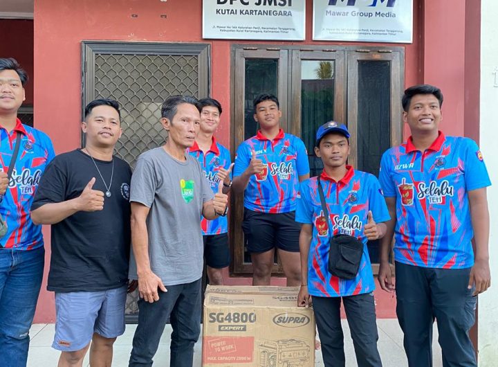 Penyerahan bantuan satu unit genset dari JMSI Kukar kepada Relawan Pemadam Kebakaran (Redkar) Belida di Kantor JMSI Kukar, Kamis (15/1/2025).
