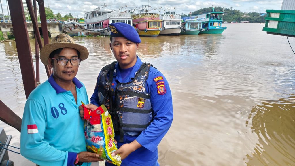 Kegiatan Jumat Berbagi yang dilaksanakan Satpolairud Polresta Samarinda menyasar para pekerja di kawasan Dermaga Mahakam Ulu, Samarinda, Jumat (9/1/2026).
