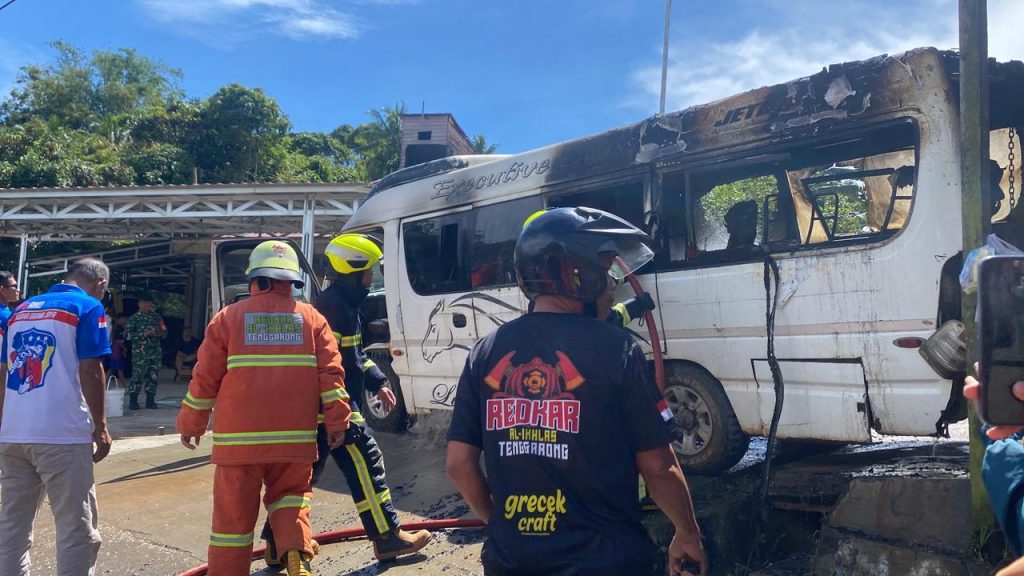 Kebakaran mini bus di Jalan Sangkulirang, Kelurahan Maluhu, Kecamatan Tenggarong, Kutai Kartanegara, Rabu (14/1/2026).
