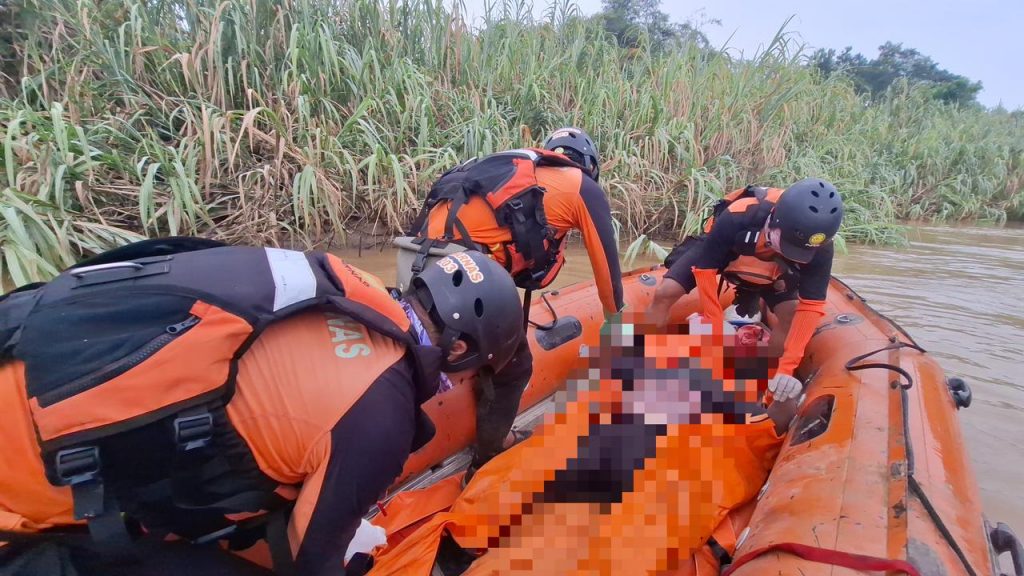 Tim SAR Gabungan mengevakuasi pekerja sawit yang dilaporkan tenggelam di Sungai Santan Ulu, Marangkayu. Korban ditemukan meninggal dunia Selasa (20/1/2026) pagi.